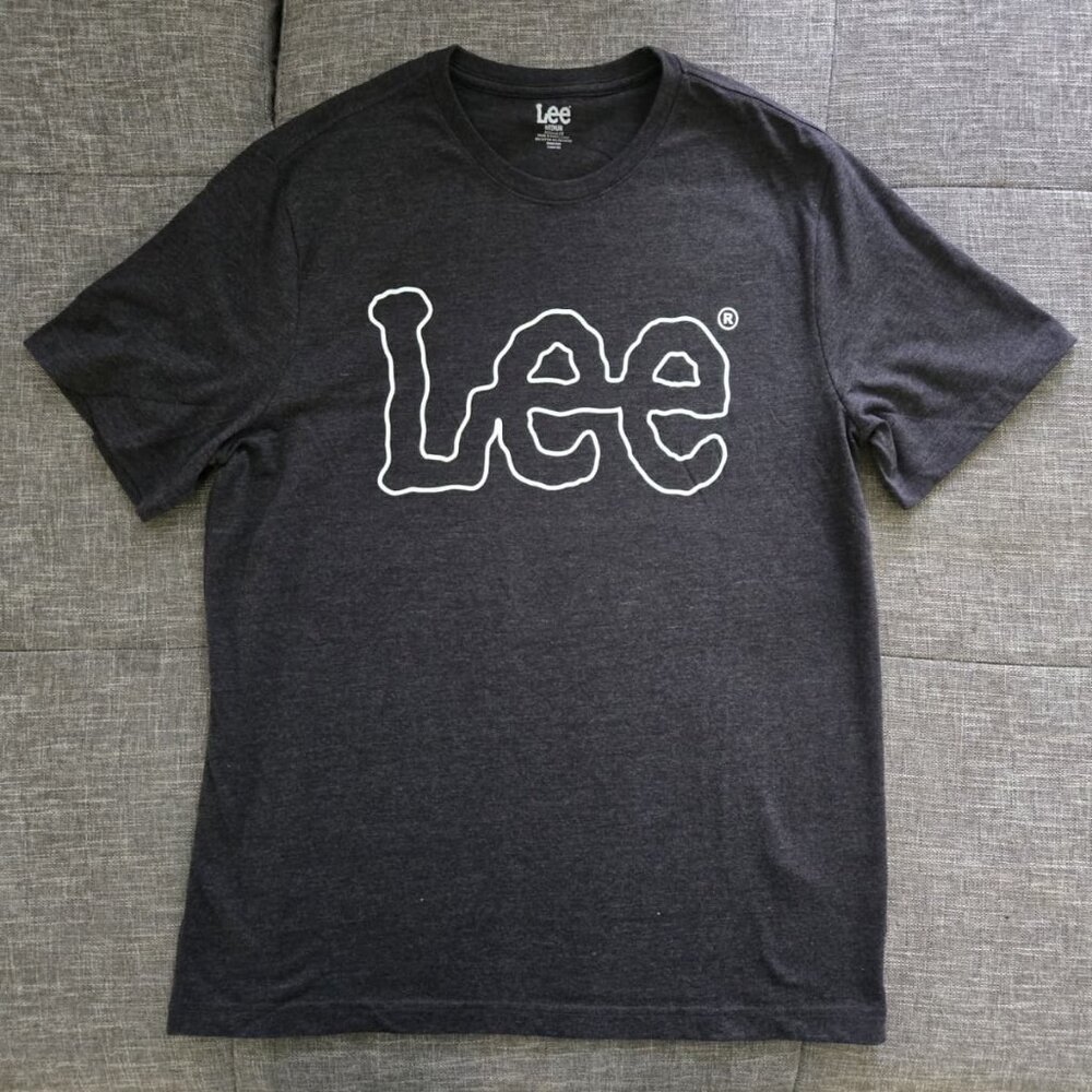 Lee Men’s Graphic Logo Tee – Dark Gray – Size M